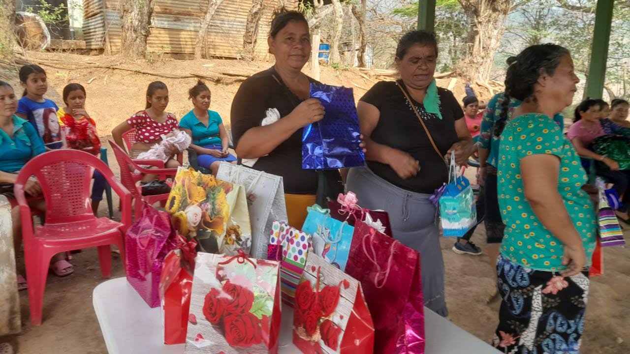 Acomudt acompañó al grupo de mujeres de San Felipe Pajuilar en la celebración del Día de la madre 